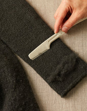 Load image into Gallery viewer, Cocoknits Fuzz Off Comb