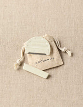 Load image into Gallery viewer, Cocoknits Fuzz Off Comb
